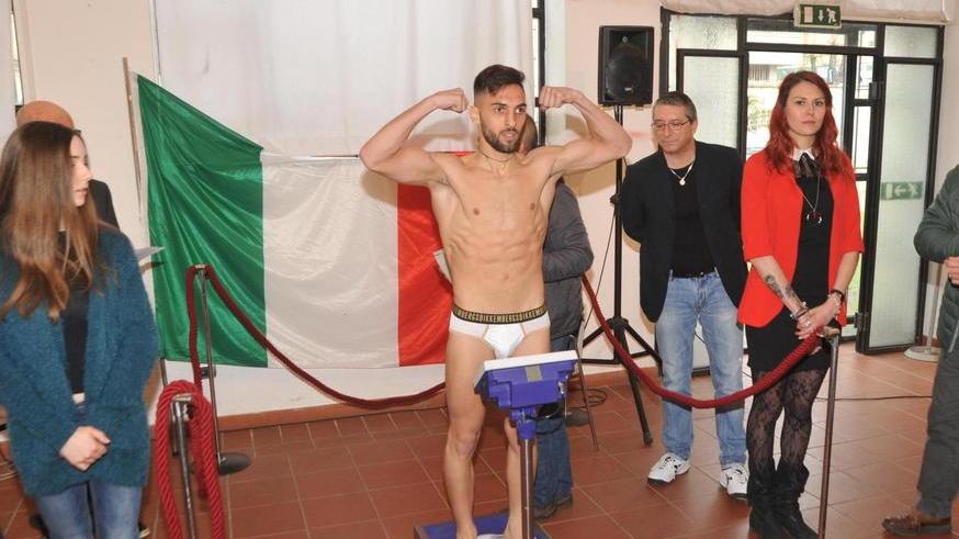 Notte di pugni al Palagolfo, in palio c’è il titolo italiano