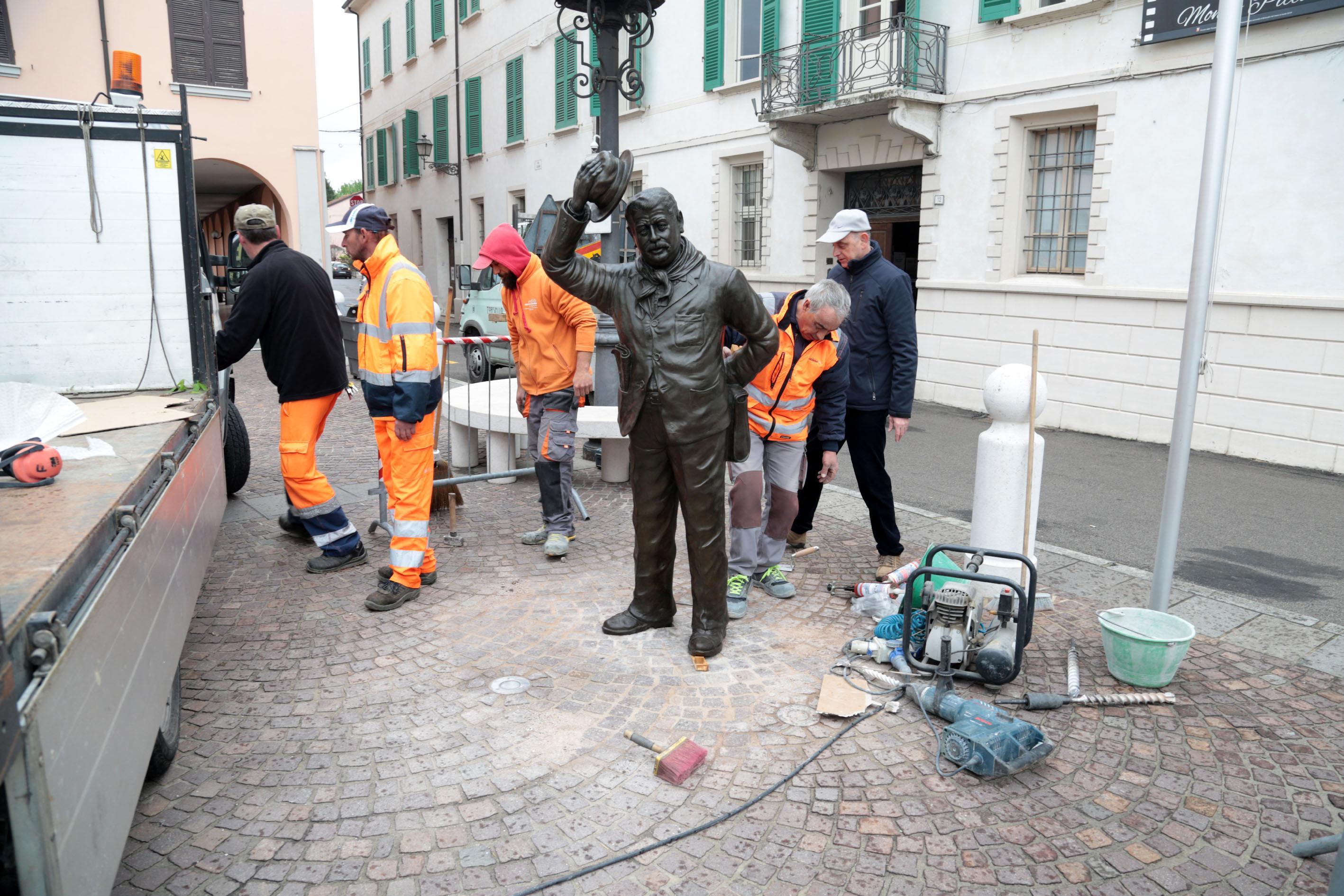 Brescello, Peppone è tornato a casa: la statua è stata ricollocata davanti al municipio 