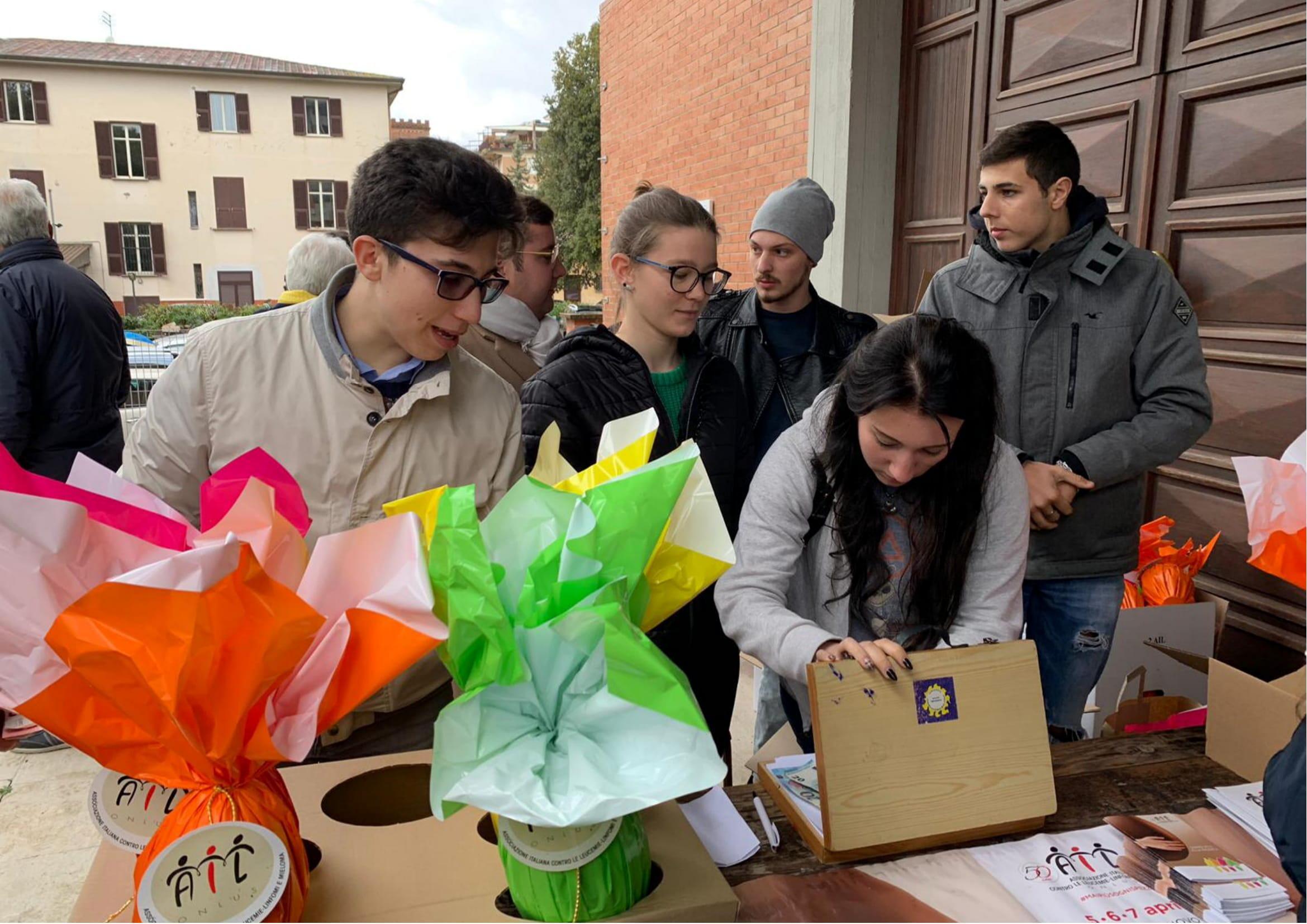 Un momento della vendita delle uova pasquali Ail