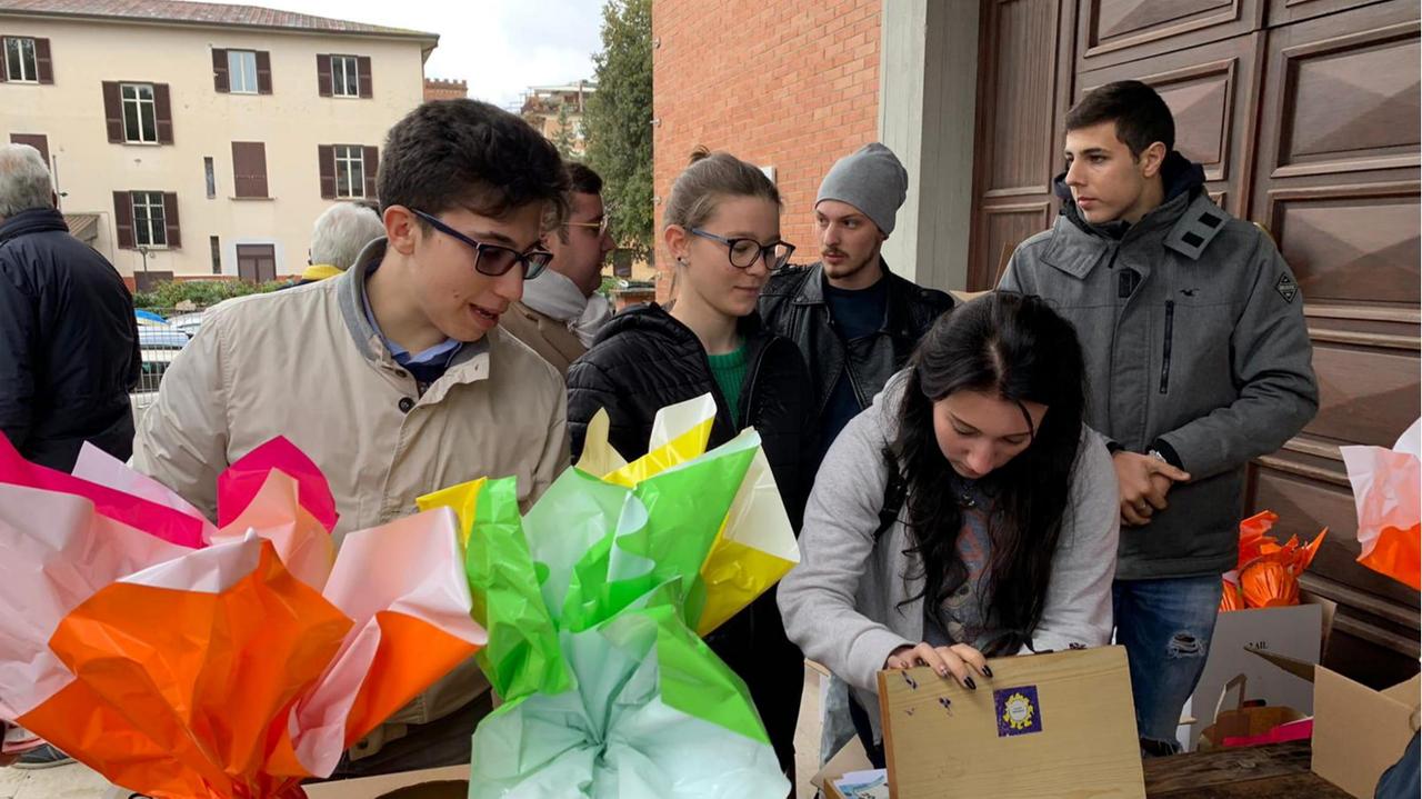 Un momento della vendita delle uova pasquali Ail
