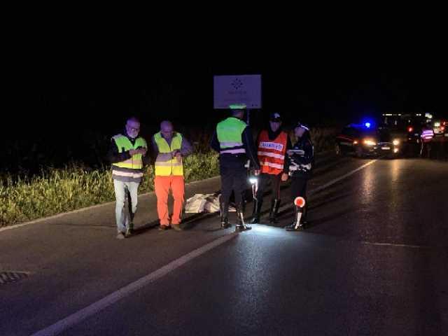 Muore travolto da un'auto pirata, caccia all'investitore