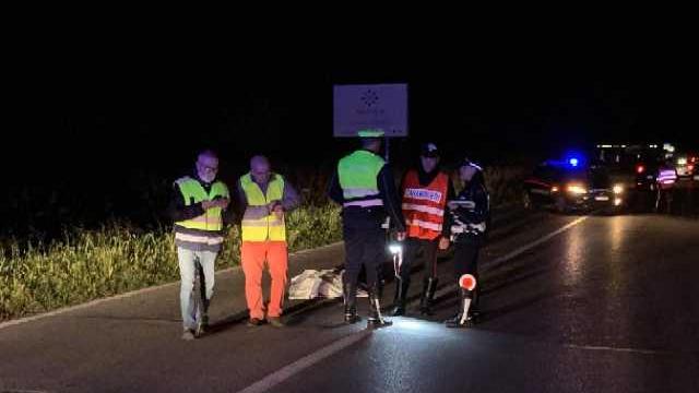 Muore travolto da un'auto pirata, caccia all'investitore