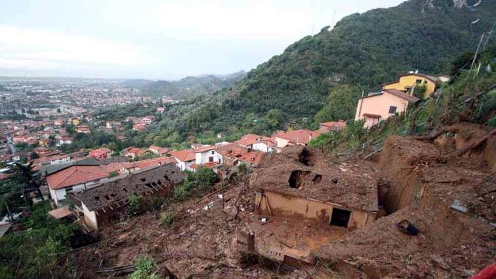 Morirono abbracciati sommersi dal fango