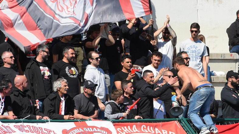 I tifosi all’attacco Ma l’incontro non si fa
