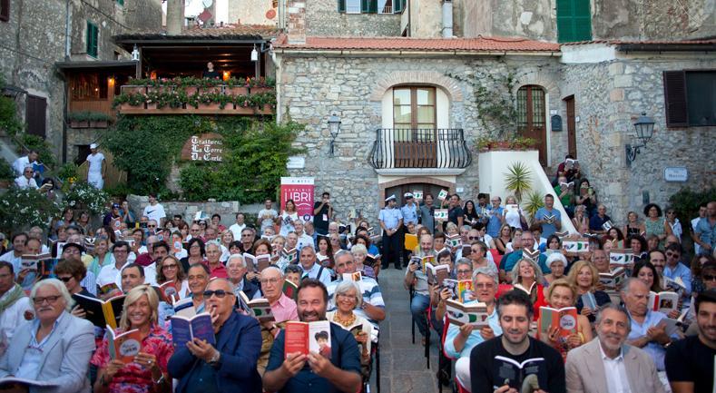Una catena umana per trasferire i libri in biblioteca 