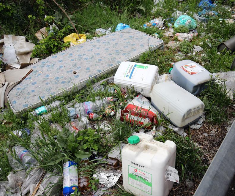 Allarme in superstrada Discarica abusiva di veleni e diserbanti 