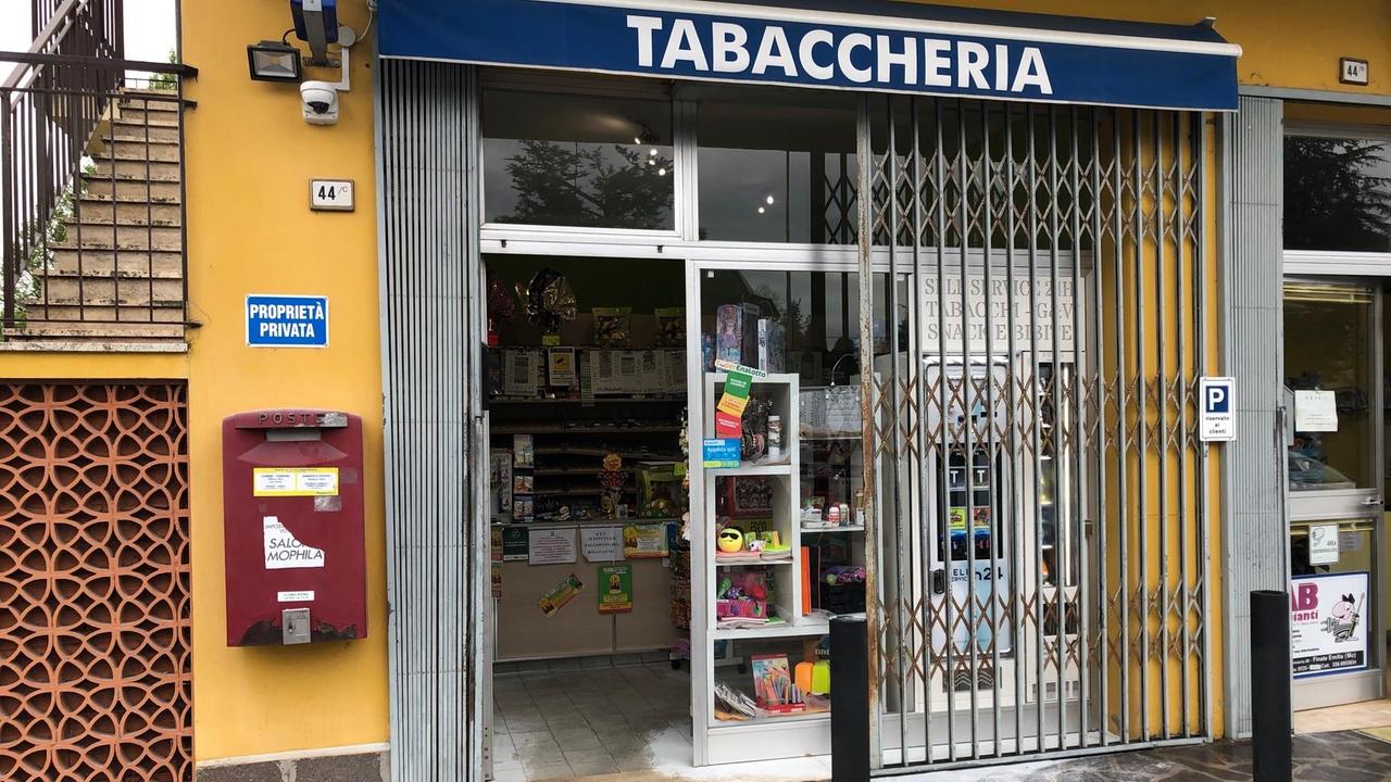 Finale, i ladri in tabaccheria aprono l’estintore contro un testimone