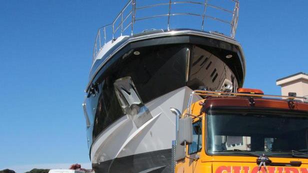 Guasto al camion che porta lo yacht: traffico in tilt per ore