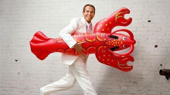 Geniale, kitsch, ricco e conteso dai musei: Jeff Koons superstar in cattedra a Carrara