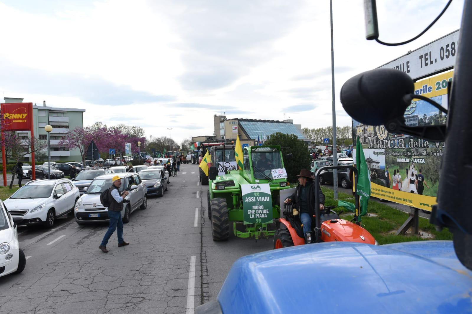 Centinaia di persone, auto e una trentina di trattori al corteo "No Assi"