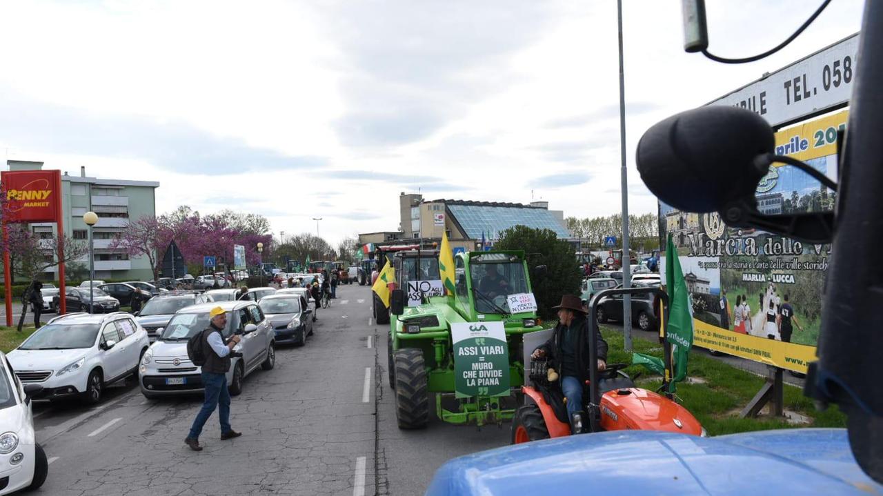 Centinaia di persone, auto e una trentina di trattori al corteo "No Assi"