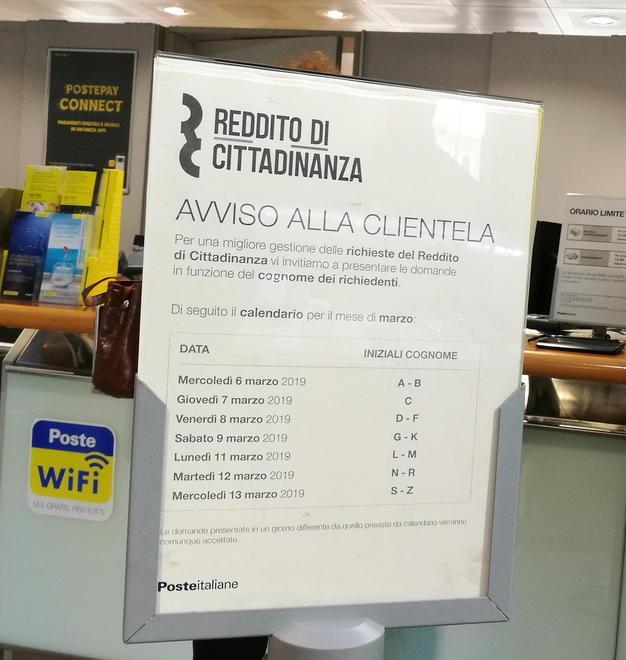 I furbetti del reddito di cittadinanza con belle auto e l’iPhone in tasca 