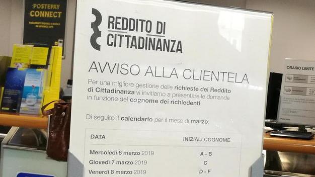 I furbetti del reddito di cittadinanza con belle auto e l’iPhone in tasca