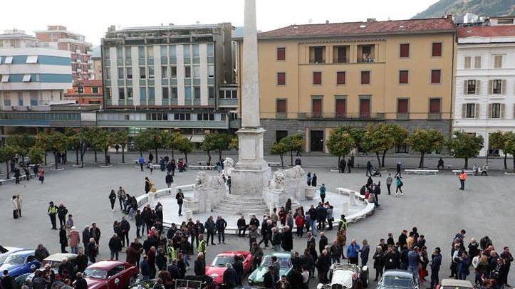 Una Bugatti Type del 1927 in testa alla gara. E piazza Aranci fa festa con le auto d’epoca