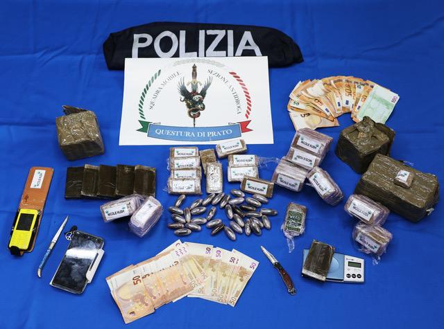 La droga, i coltelli e i soldi sequestrati al sessantenne dalla polizia