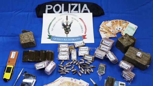 La droga, i coltelli e i soldi sequestrati al sessantenne dalla polizia
