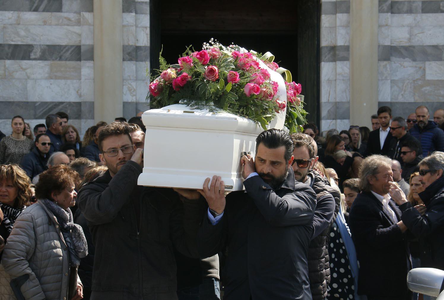 In centinaia all'addio a Rachele, morta a 29 anni per un’emorragia fulminante