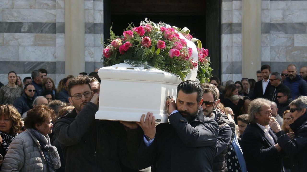In centinaia all'addio a Rachele, morta a 29 anni per un’emorragia fulminante