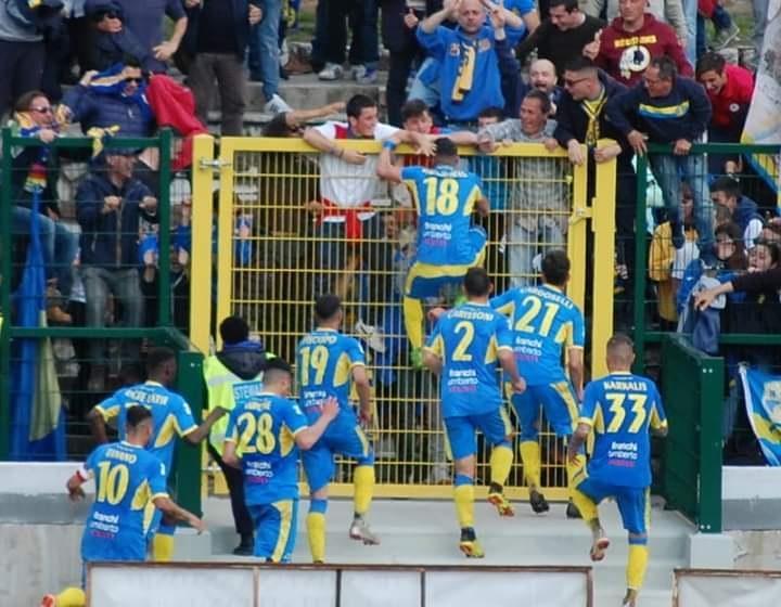 Il bomber Caccavallo dopo il gol partita