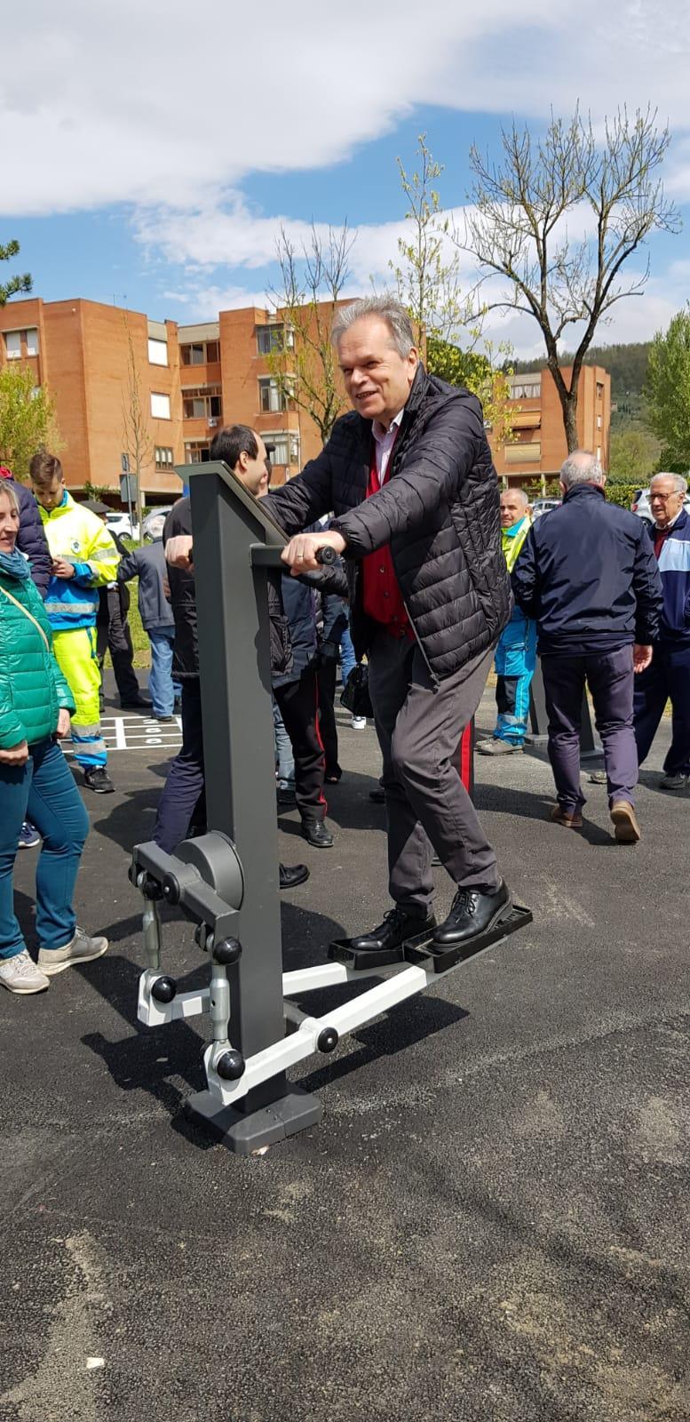 Il sindaco di Montemurlo Mauro Lorenzini prova uno degli attrezzi dell'area fitness di via Fermi