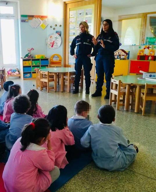 Un incontro della Polizia municipale coi bambini