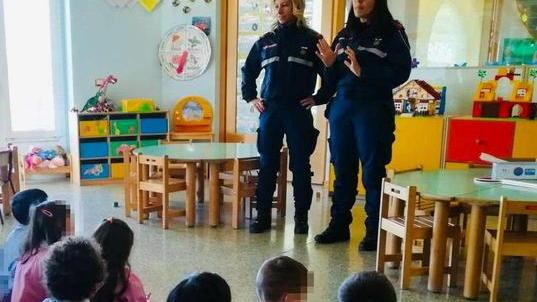 Un incontro della Polizia municipale coi bambini