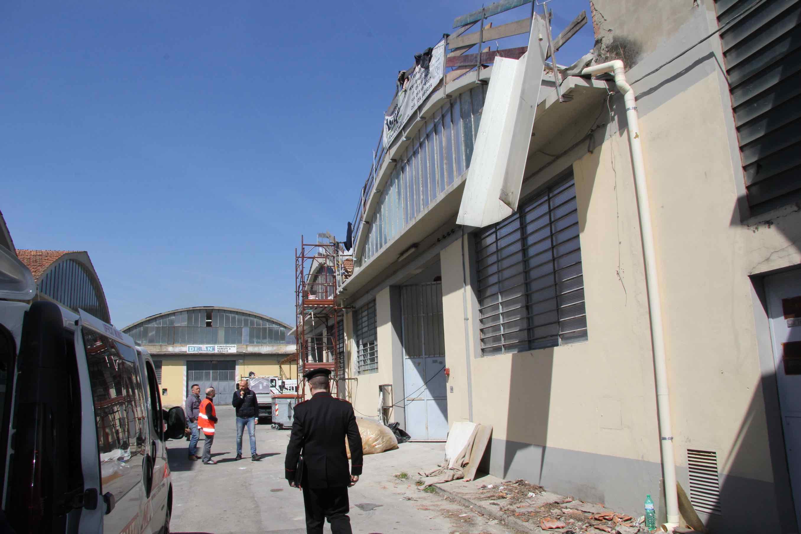 Il capannone di via Udine dove nel 2015 morì un operaio mentre installava degli ondulati in pvc