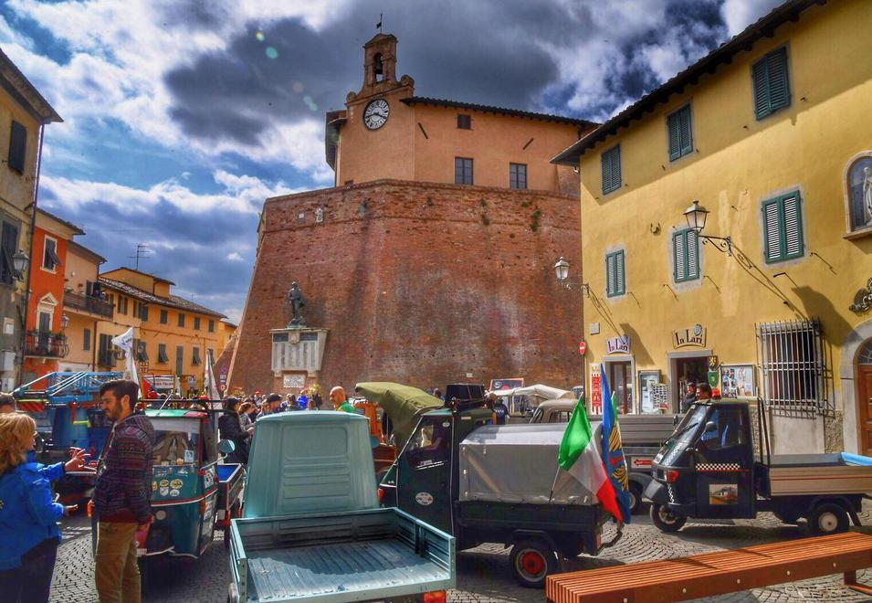 Sciame di apisti in giro per la Valdera il tour tra le bellezze incuriosisce la gente / Video