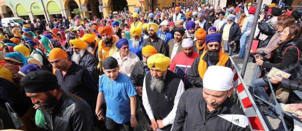 Il corteo di sikh a Novellara