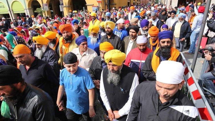 Il corteo di sikh a Novellara