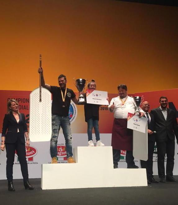 Lardo, salsiccia, pecorino e noci Così la pizza di Alessio è “mondiale” 