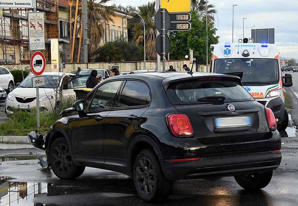 Auto inseguita dalla polizia sfiora pedone, danneggia una macchina e poi si schianta 