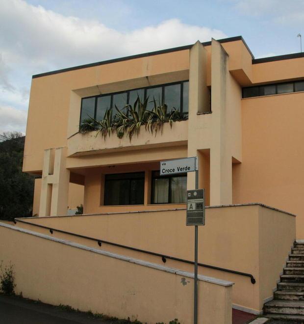 Crolla luce al neon e sfiora i bambini a lezione in palestra 