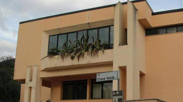 Crolla luce al neon e sfiora i bambini a lezione in palestra