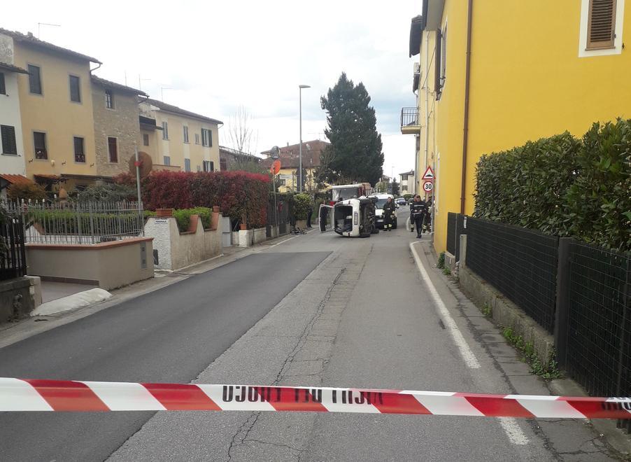 Auto si ribalta e rompe una tubatura del gas Paura a Sant’Anna