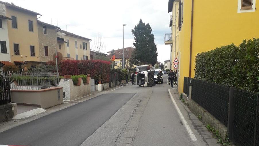 Auto si ribalta e rompe una tubatura del gas Paura a Sant’Anna
