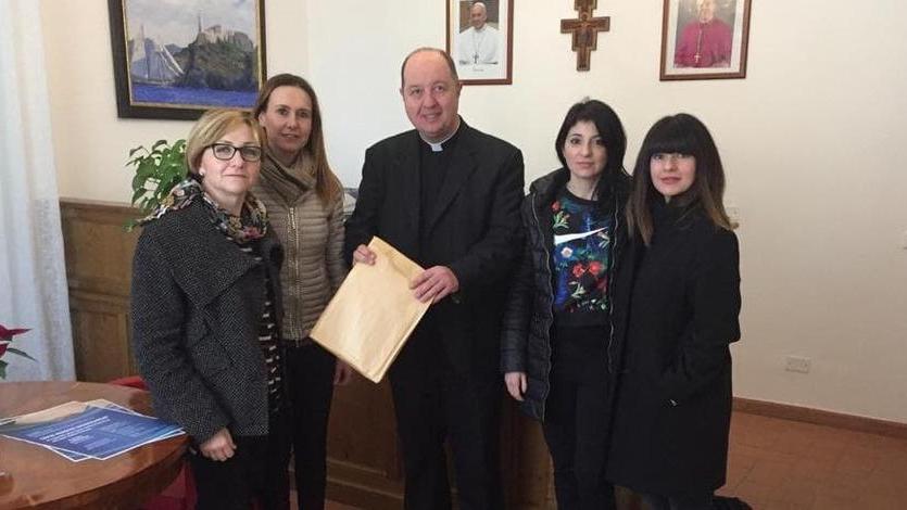 Firme anti-chiusura consegnate al vicario del vescovo