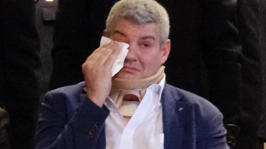L’agente sopravvissuto in lacrime durante la premiazione: «Penso all’amico che non c’è più»