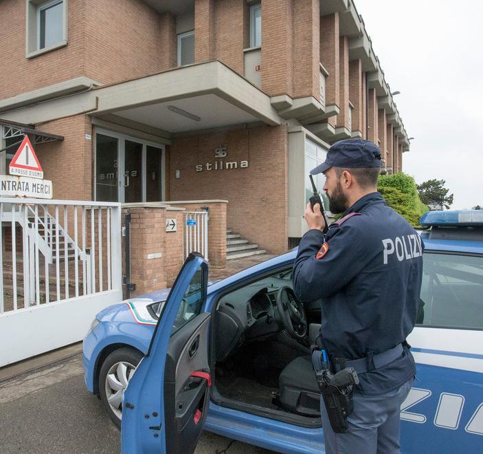 Crede di essere inseguito e si getta dalla finestra: è grave 