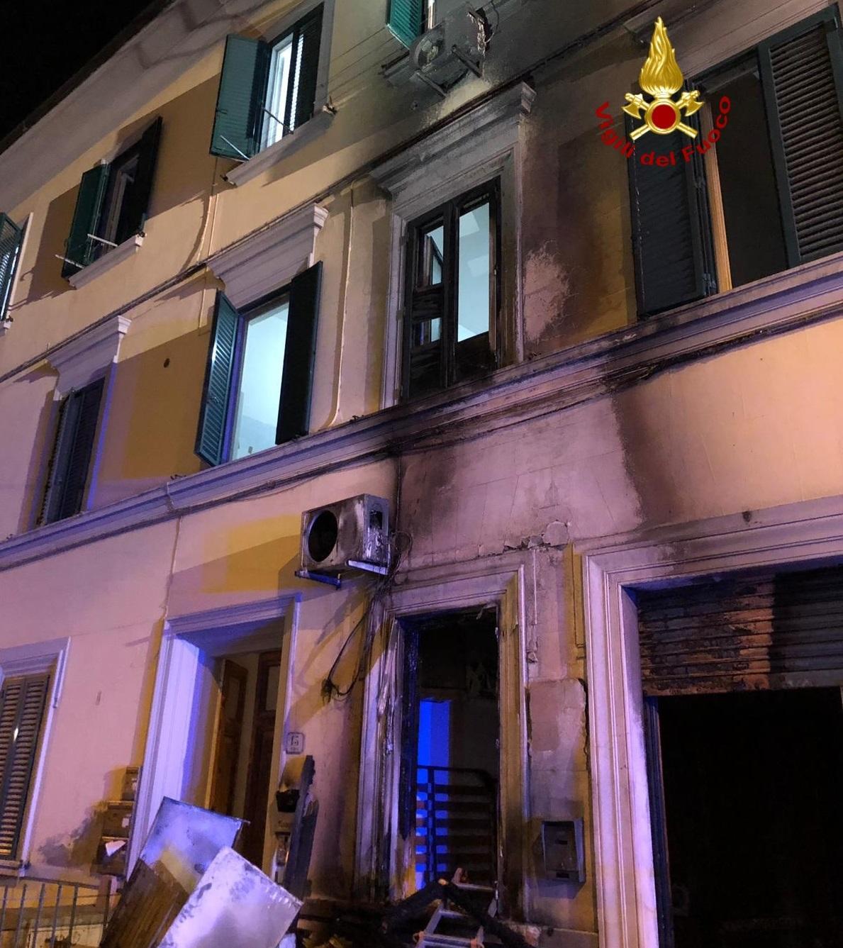 Lo stabile danneggiato dall'incendio