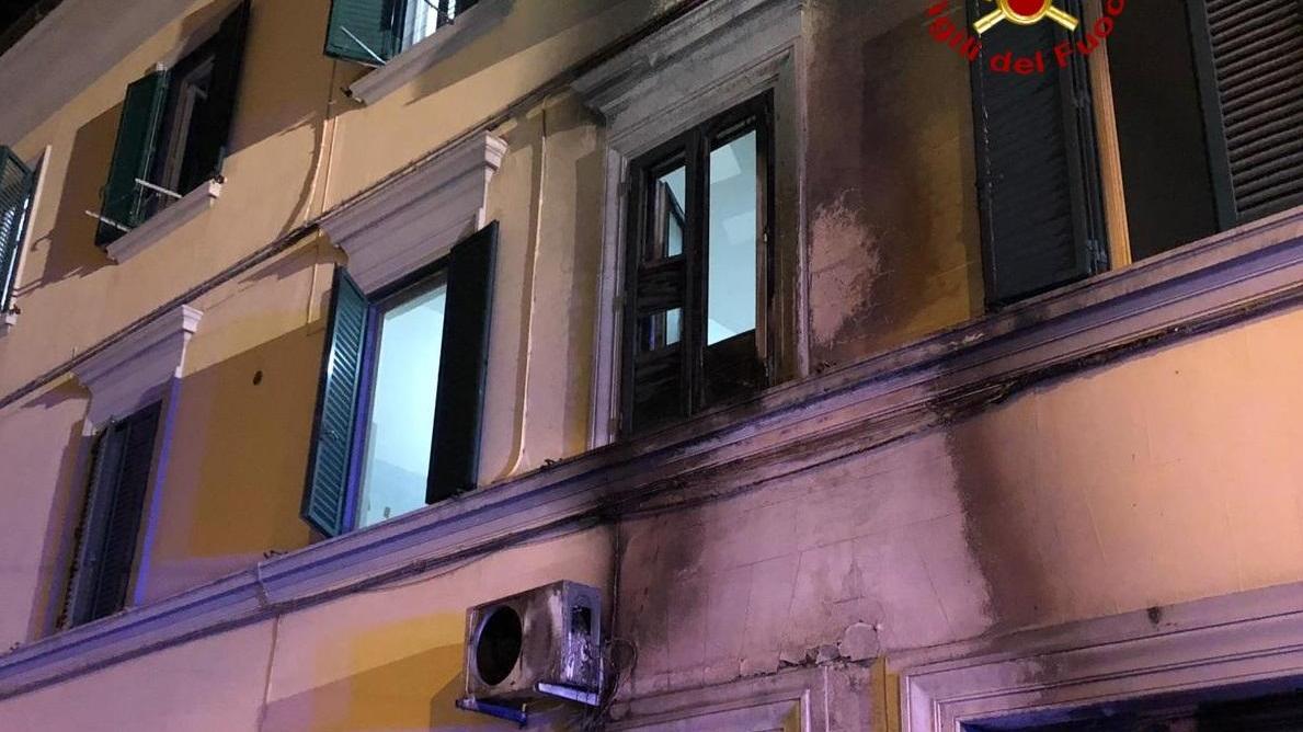 Lo stabile danneggiato dall'incendio