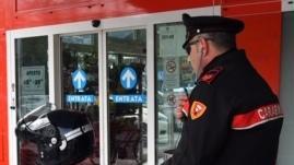 Paura al market: minaccia la cassiera con il coltello e la rapina