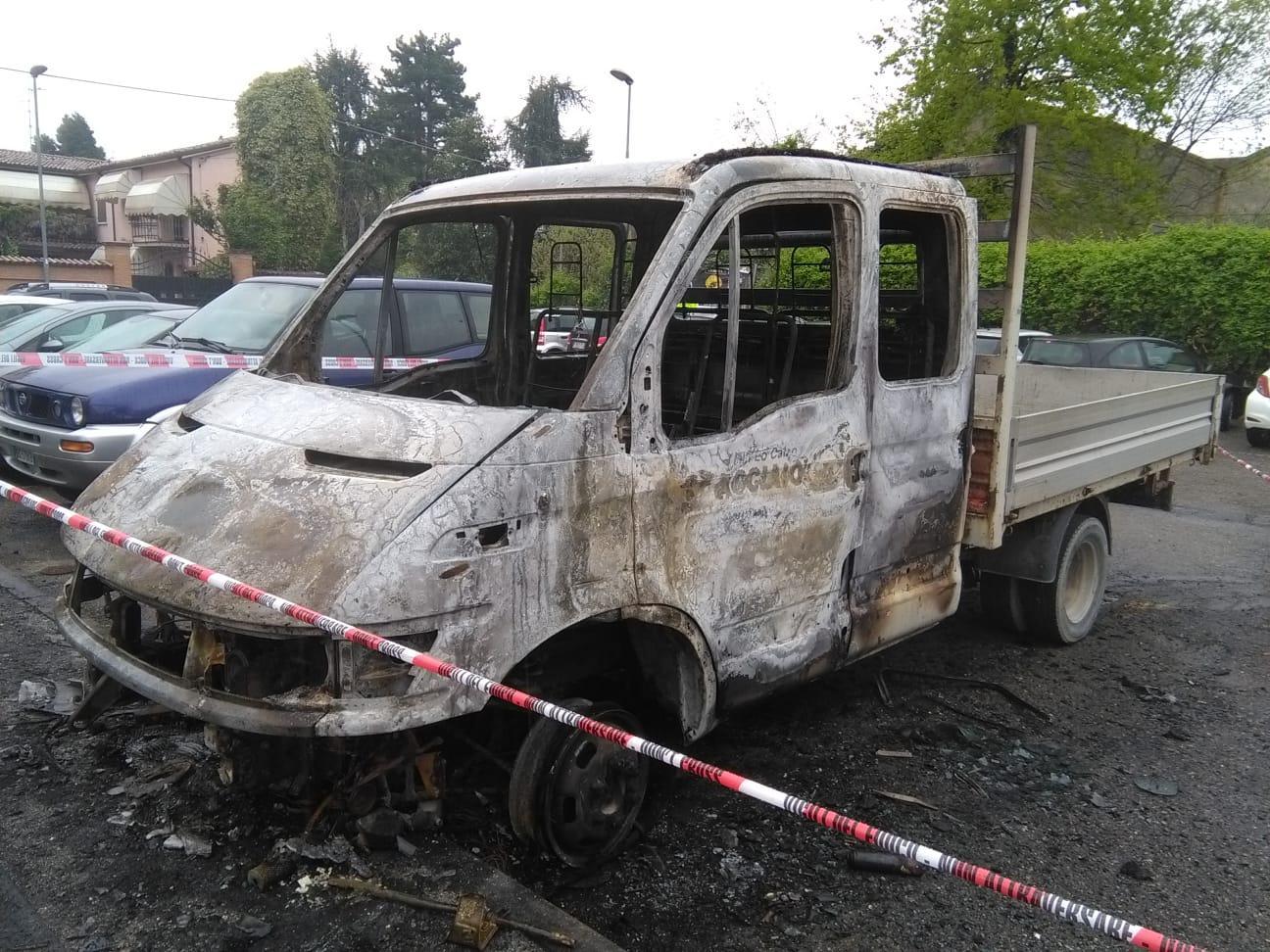 Rolo, camion in fiamme nella notte: non si esclude il dolo  
