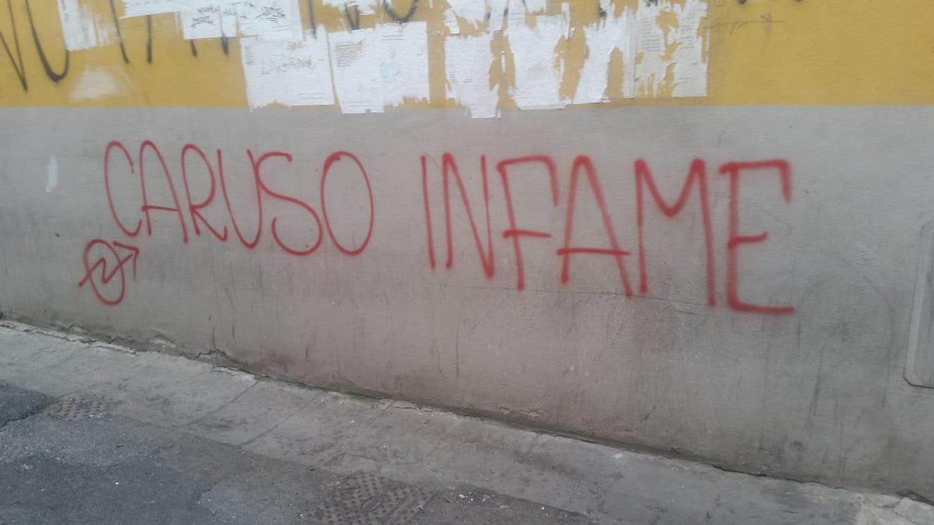 La scritta sul muro contro il professor Caruso del Matteotti