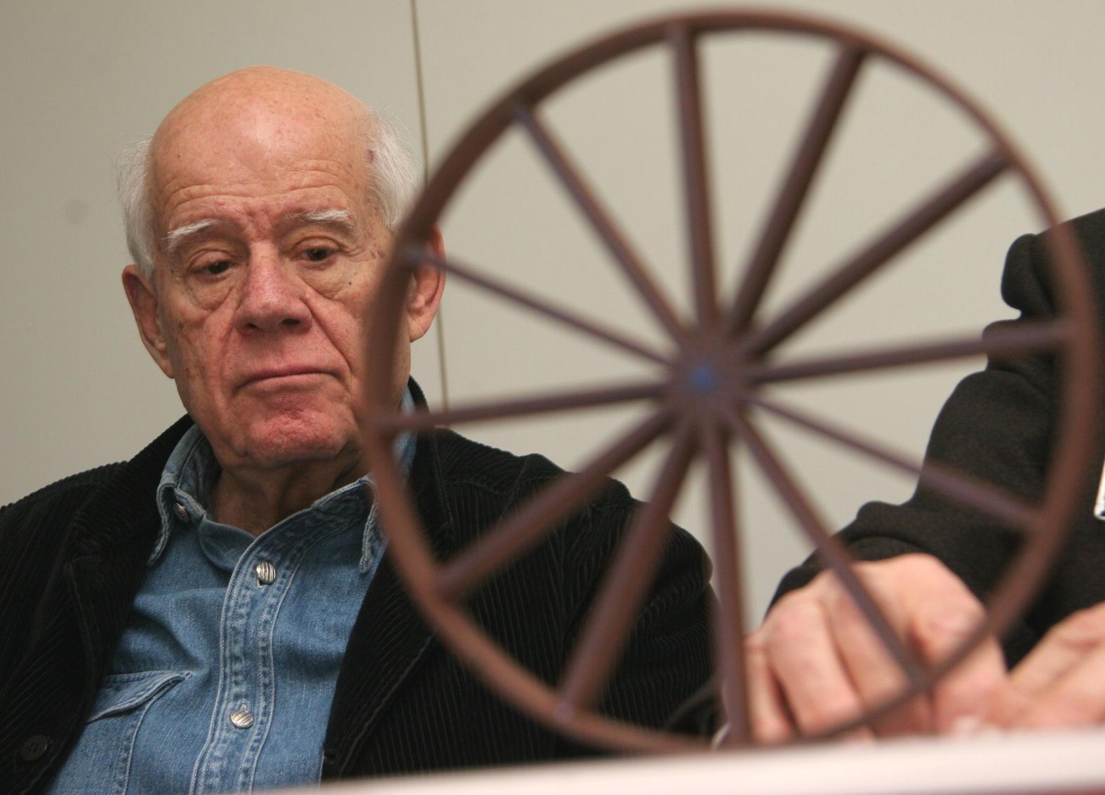 L'artista Dani Karavan accanto al modellino della ruota "Tempo"