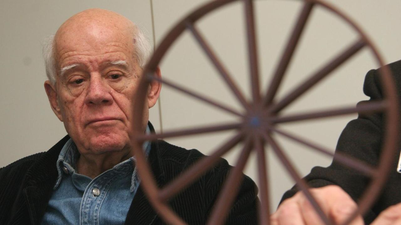 L'artista Dani Karavan accanto al modellino della ruota "Tempo"