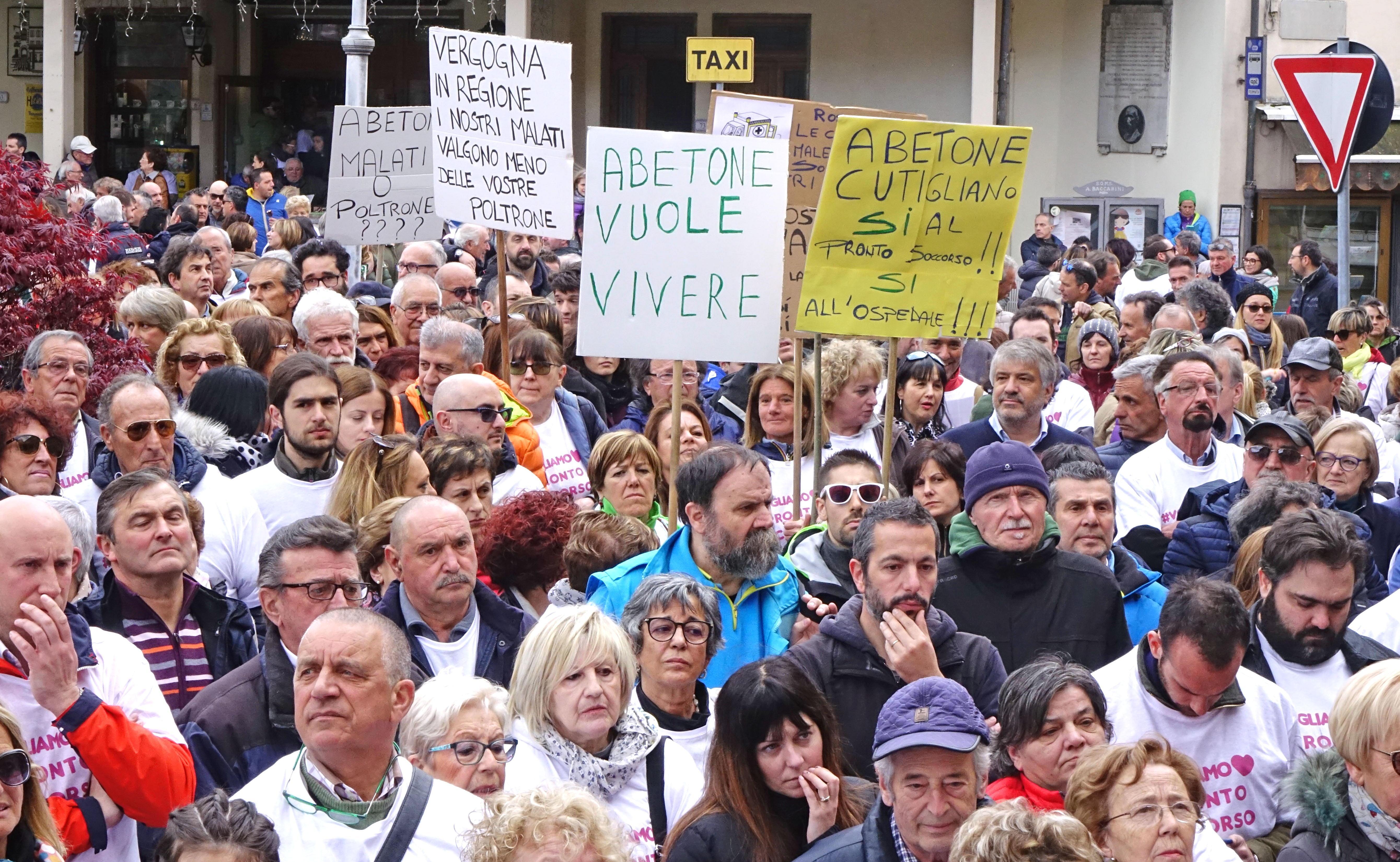 Sanità, centinaia in piazza: «Vogliamo più servizi» 