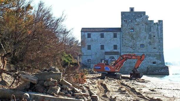 I lavori sul litorale nella zona di Torre Mozza, nel Golfo di Follonica