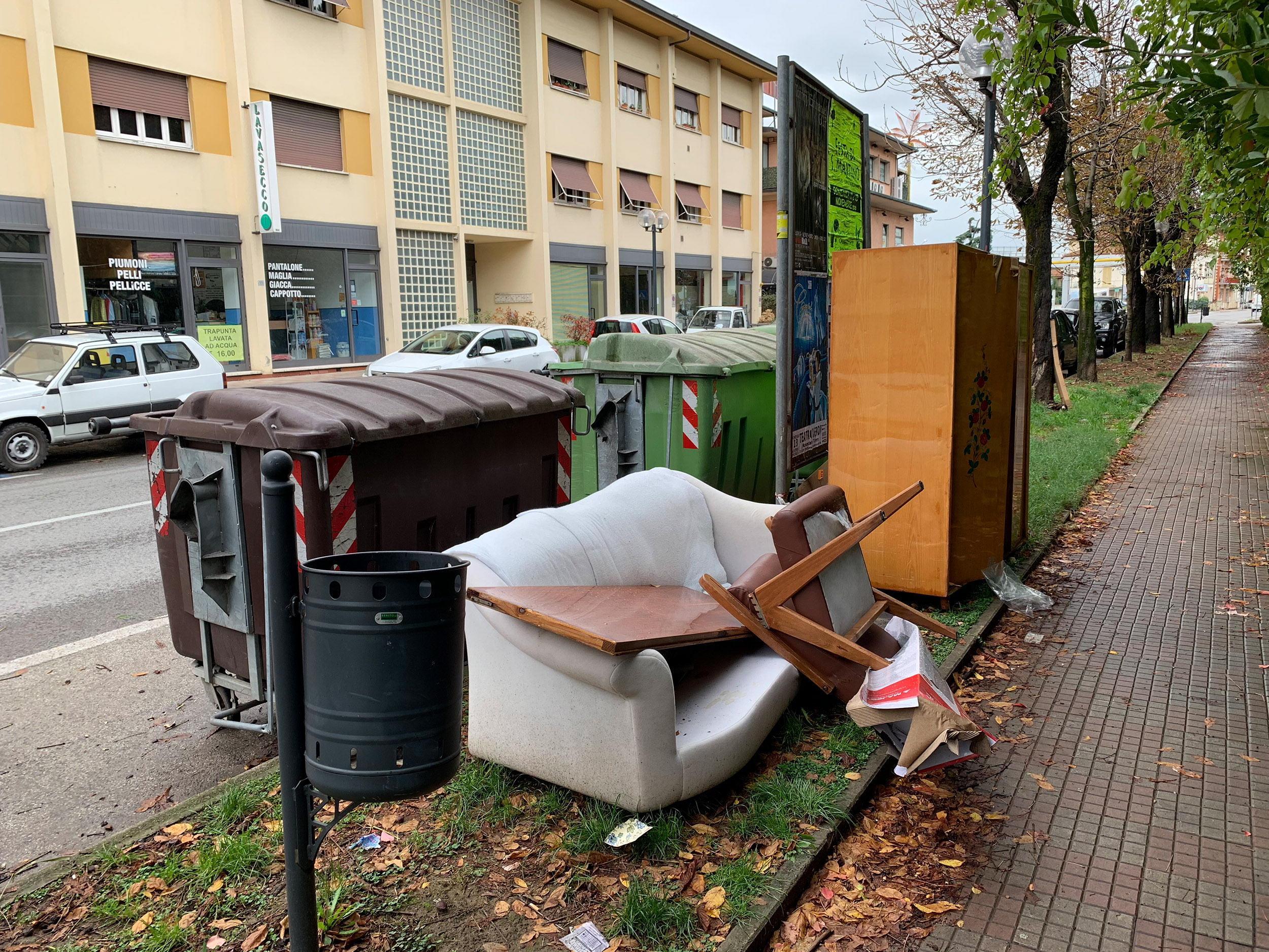 Rifiuti a un cassonetto