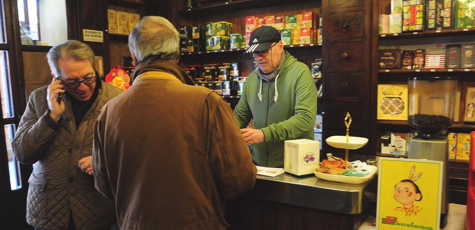 Sassolino, nocino e sassovo al bancone della storica drogheria Roteglia